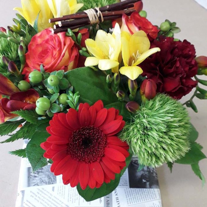 Composition florale colorée – Image 3