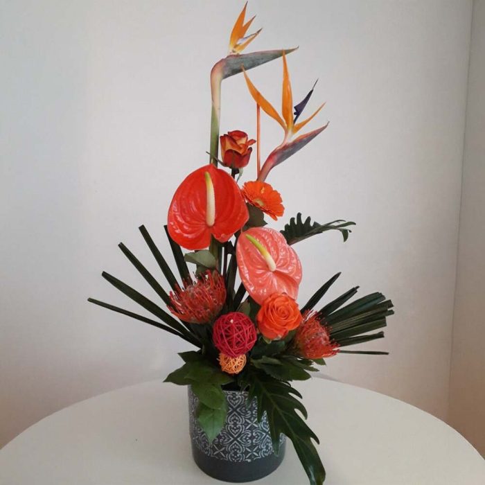 Composition haute de fleurs exotiques