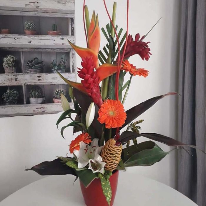 Composition haute de fleurs exotiques – Image 3