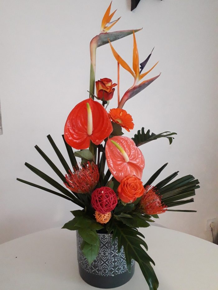 Composition haute de fleurs exotiques – Image 2